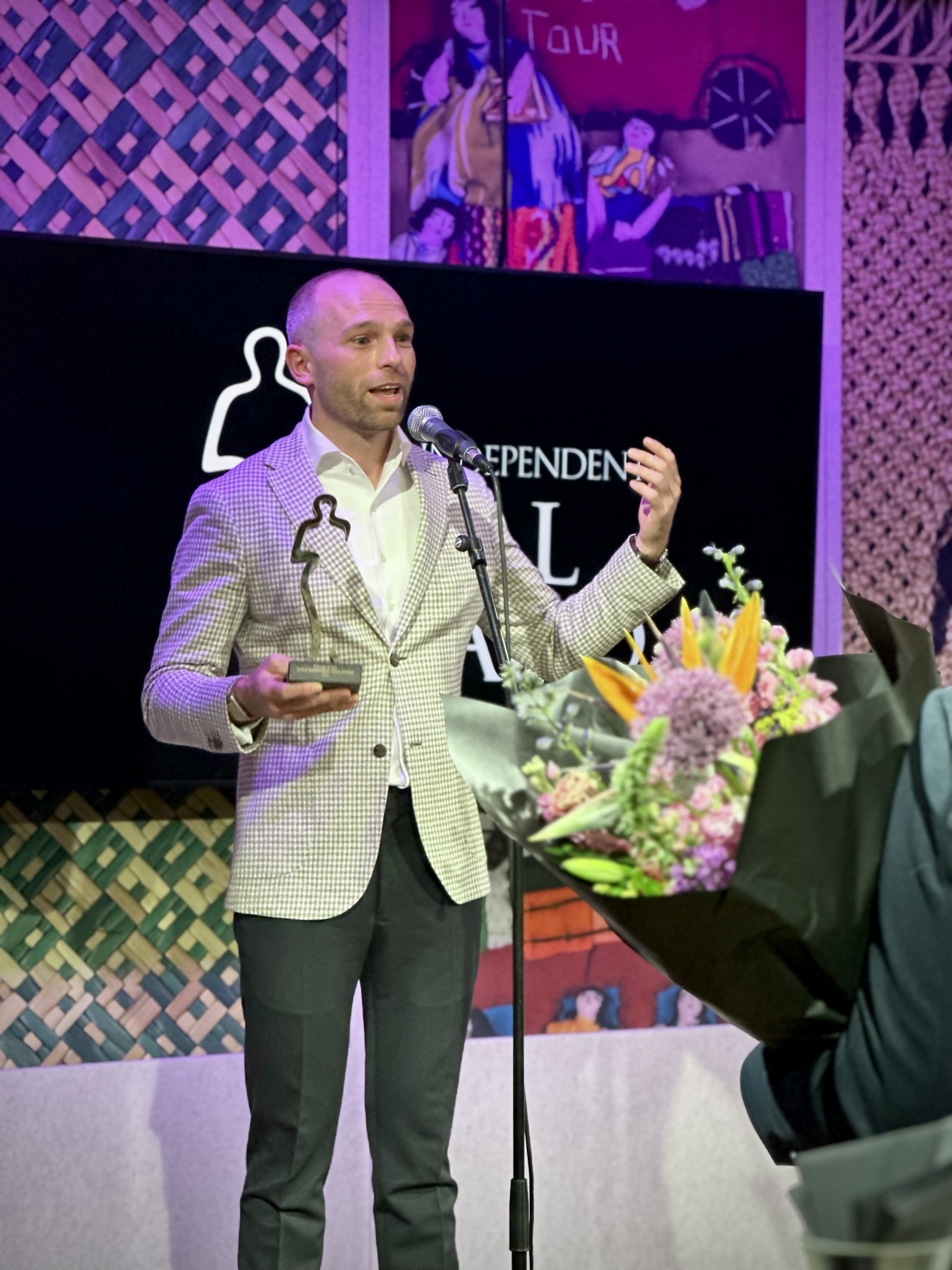 Sven receiving the award